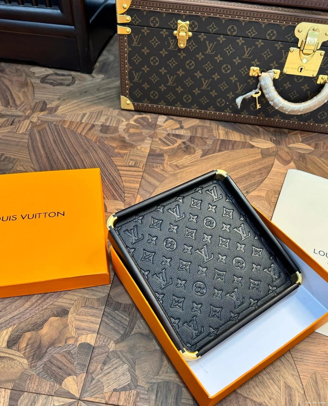 SQUARE LV CUSTOM TRAY SERVING 0812